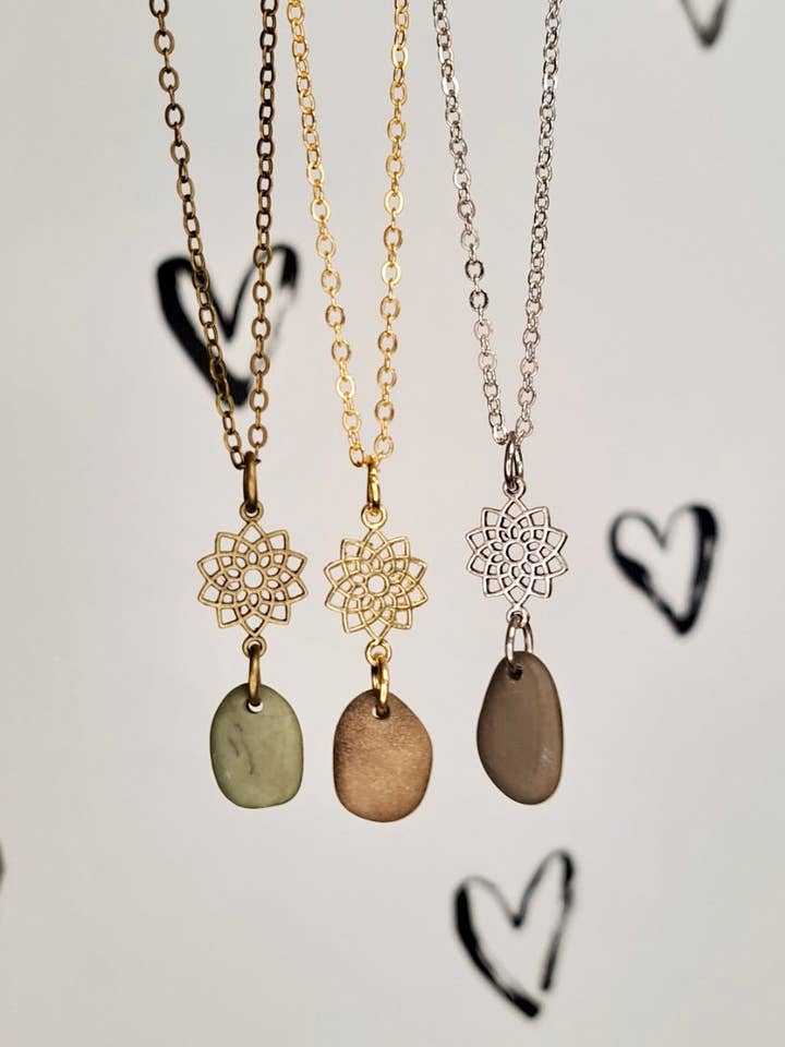 Collier Lotus Mandala + Pierre de Rivière pour la vente par Tumbled Earth