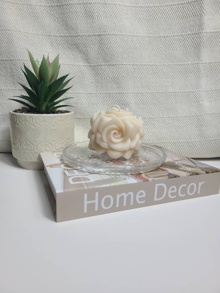 Bougie Rose Pillar pour la vente par ANAJ Luxe Candle Co