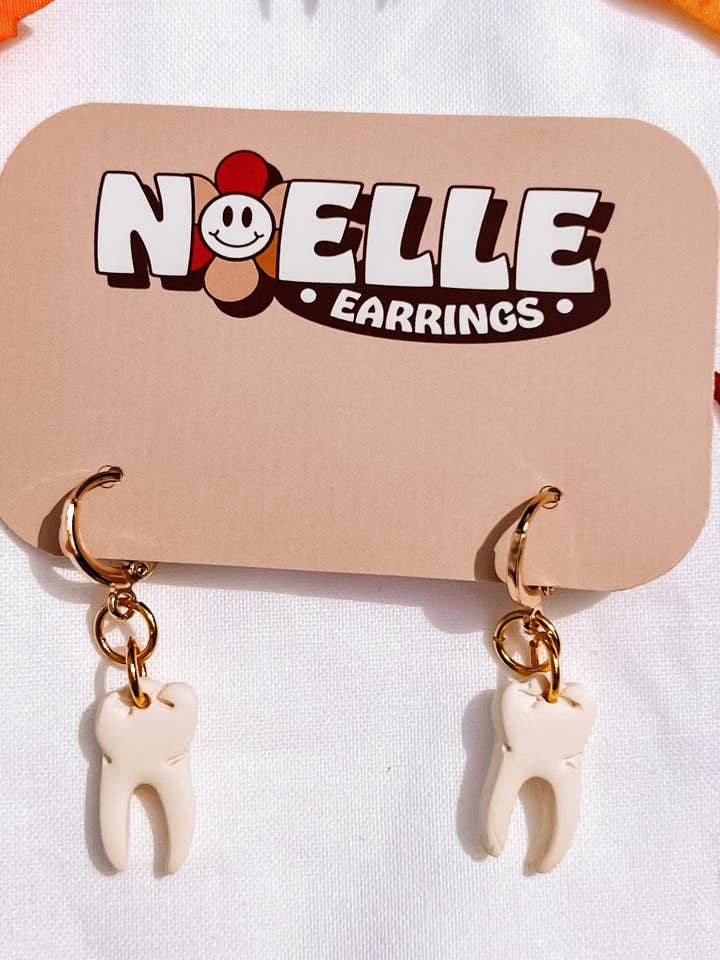 Tänder Huggies | Halloween örhängen för wholesale av Noelle Earrings