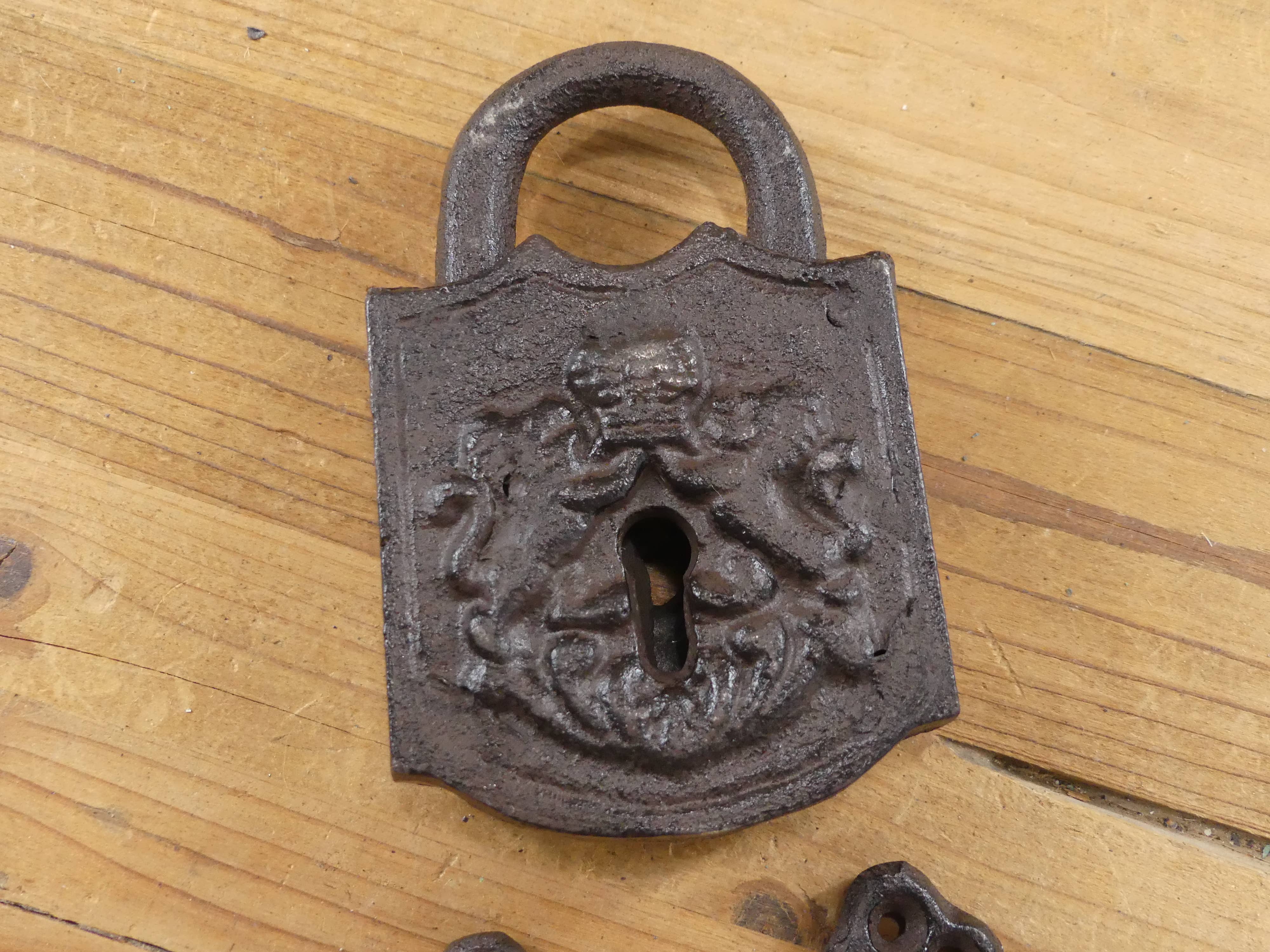 Midwest Craft House - Wholesale Decorative Tabletop Object - LARGE CAST IRON LOCK AND KEY SET (PROP)4