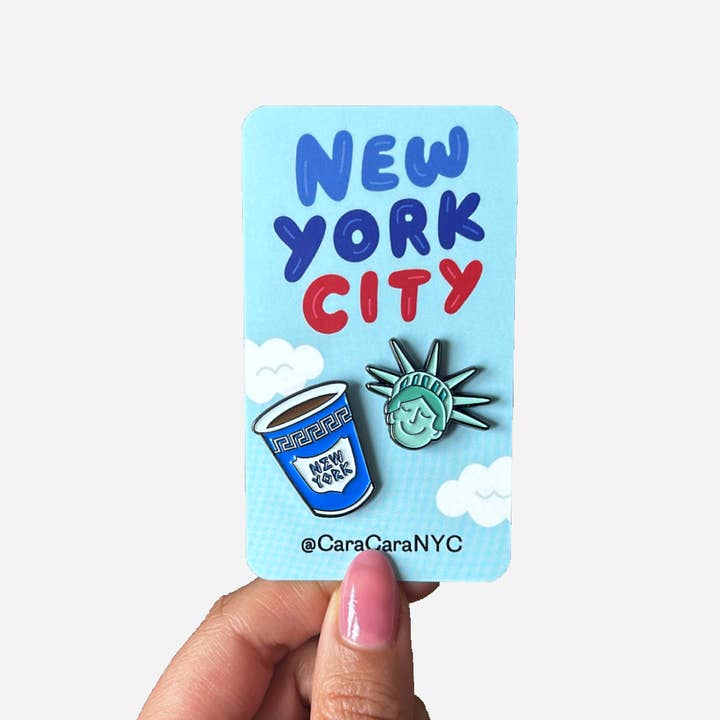 NYC Duo: Dois Alfinetes Esmaltados de 1" (Café+Sweet Lady Liberty) por atacado de CaraCaraNYC