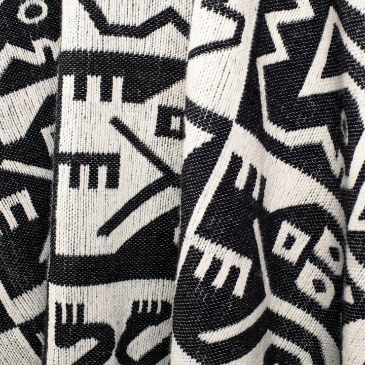 ECUALAMA - Wholesale Poncho - Unisex - Chiriaco - Llama Wool Unisex South American Handwoven Thick Hooded Poncho - Aztec animal pattern - black-white