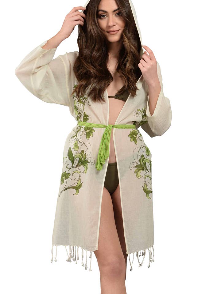 Kimono court à capuche fleuri vert en coton pour la vente par Dosimira