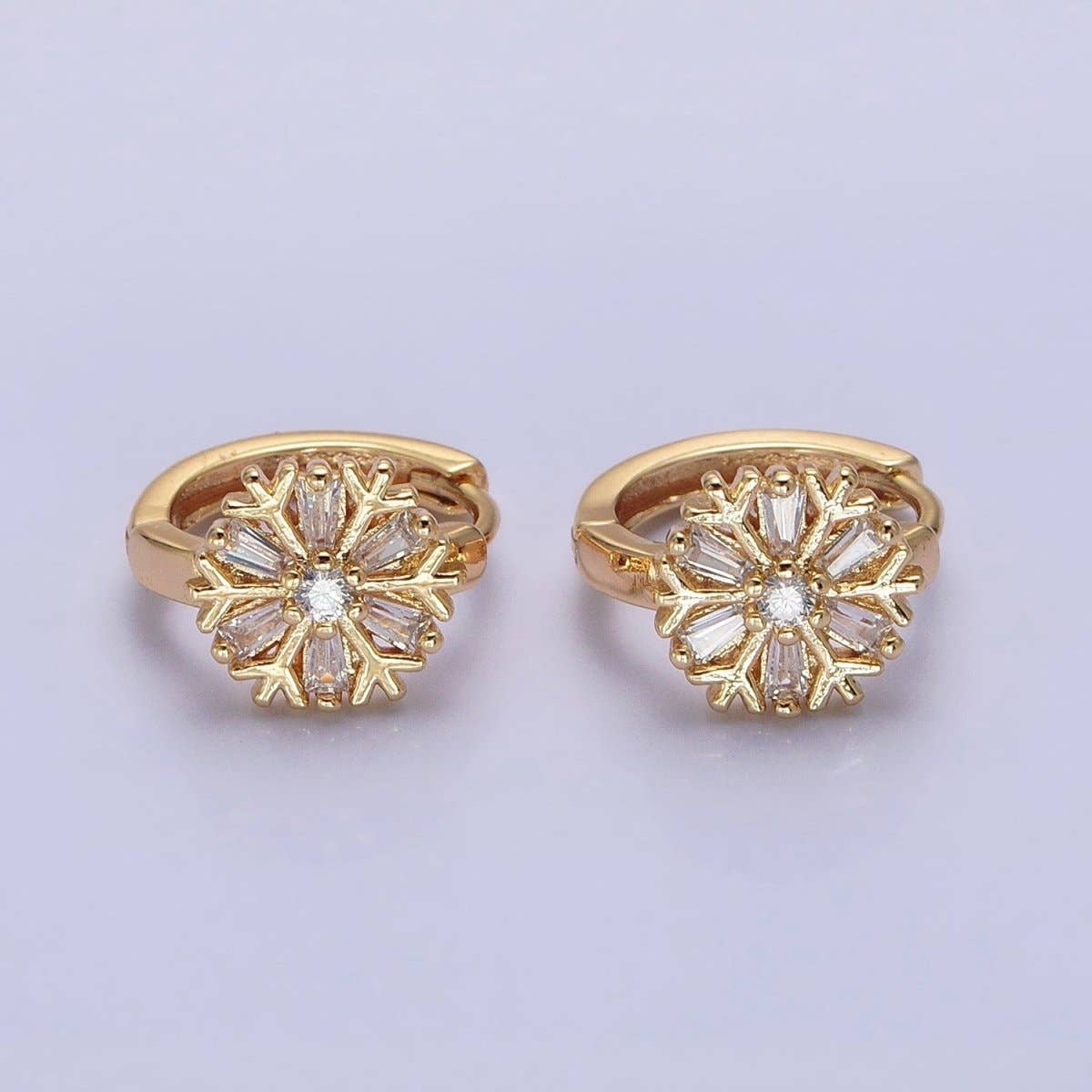 Aim Eternal - Vendita all'ingrosso Orecchini a cerchietto - Orecchini a cerchio con baguette a fiocco di neve in oro riempito 16K con zirconi cubici in oro e argento | AB1457 ABB14582