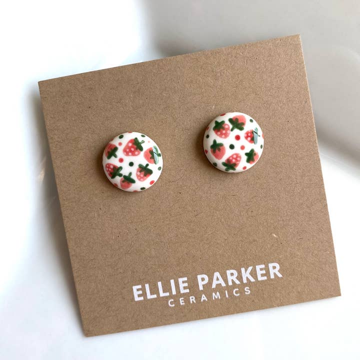 *Nouveau* Jardinier d'été | Boucles d'oreilles clous en céramique d'argile fraise pour la vente par Ellie Parker Ceramics