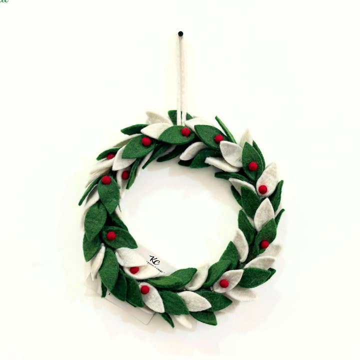 Couronne de Noël artisanale blanche et verte avec feuillage pour la vente par Woollyfelt