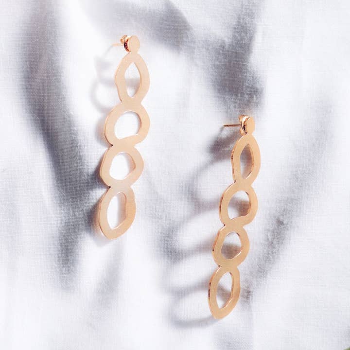 Graciösa balans örhängen för wholesale av Finders and Makers