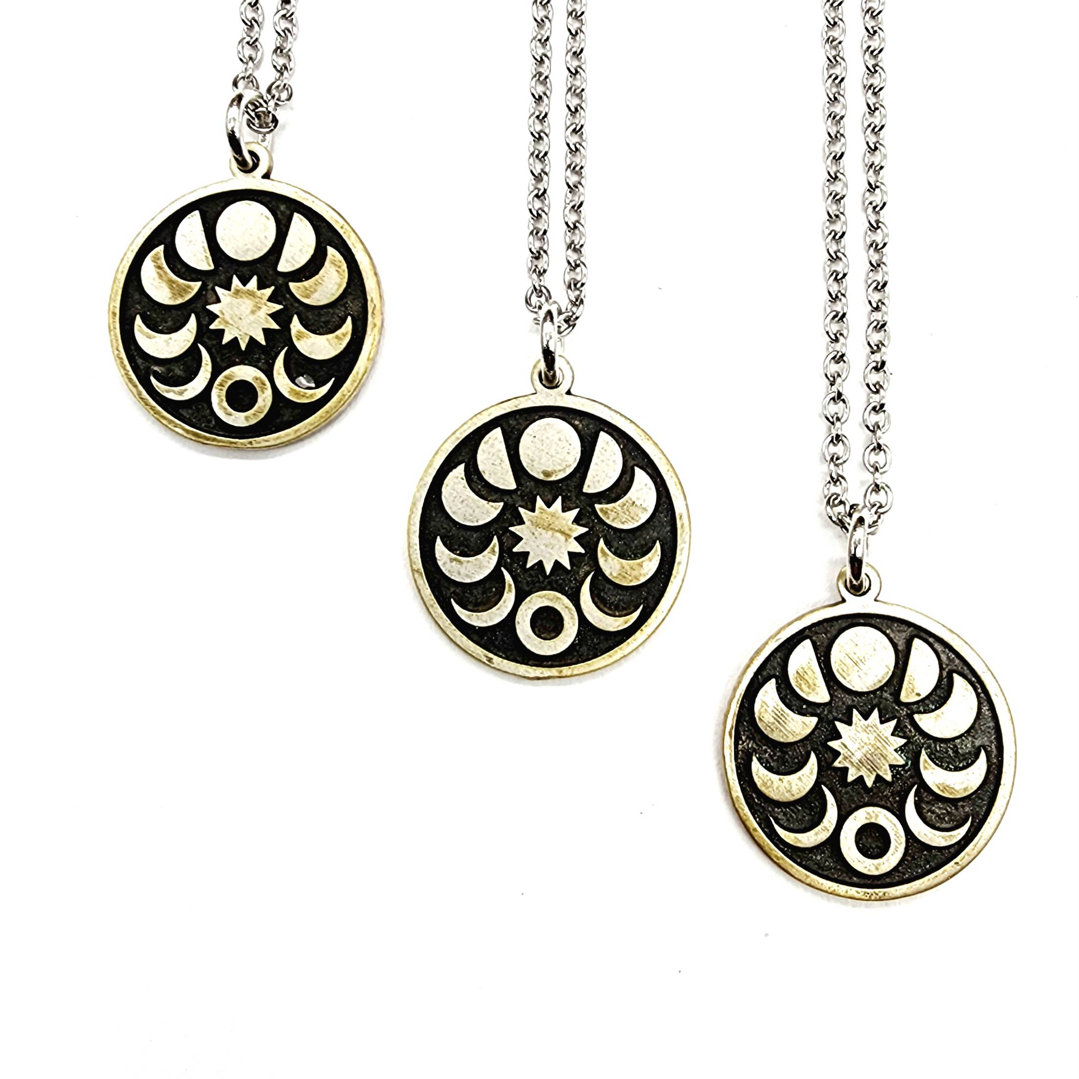 MergingMetals - Venta al por mayor Collares con colgantes/abalorios - Collar de Ciclos de la Luna en Plata Antigua0