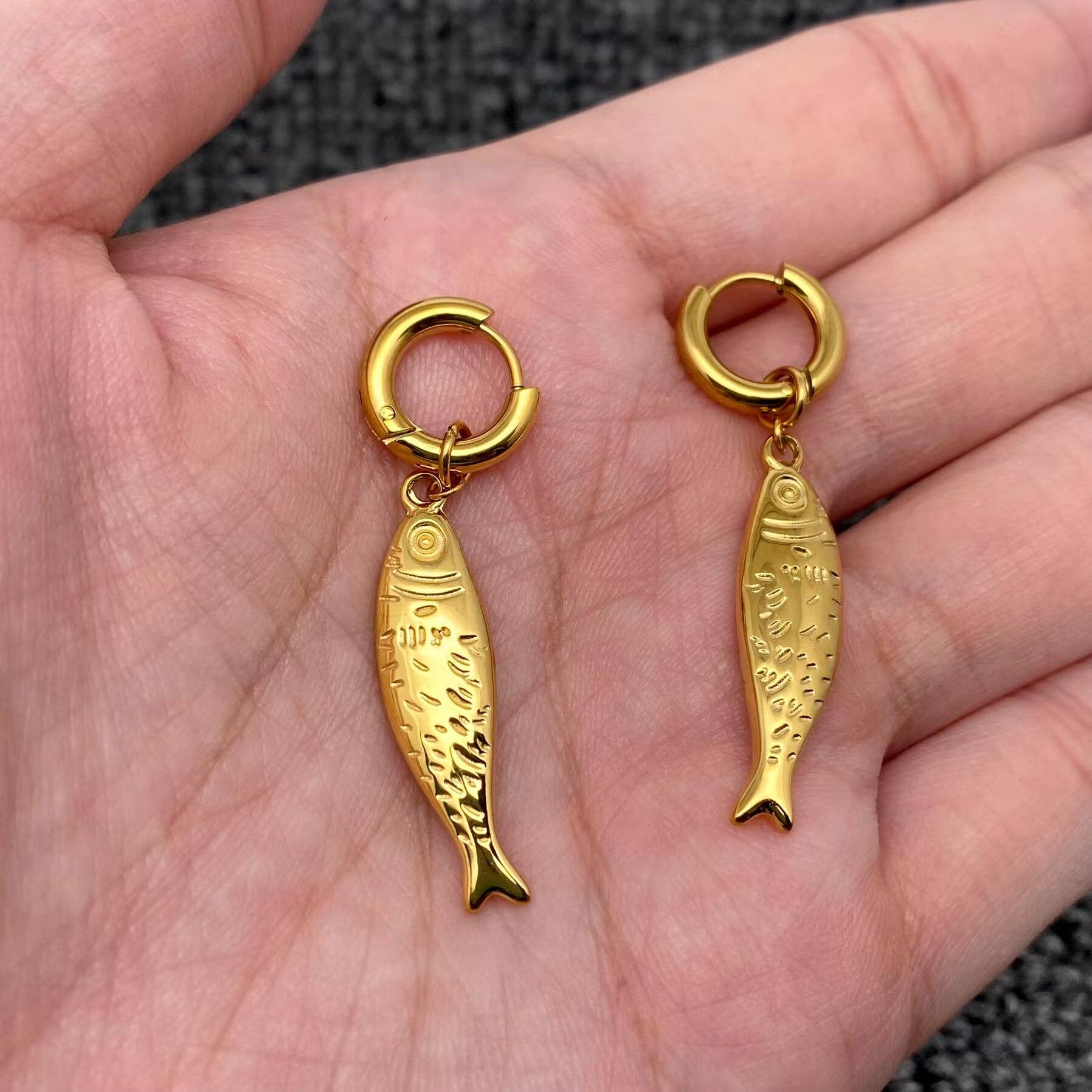 Mio Queena - Venta al por mayor Pendientes de aro pequeños - Pendientes de Aro de Acero Inoxidable Chapado en Oro de 18K con Encanto de Pez - FGS1