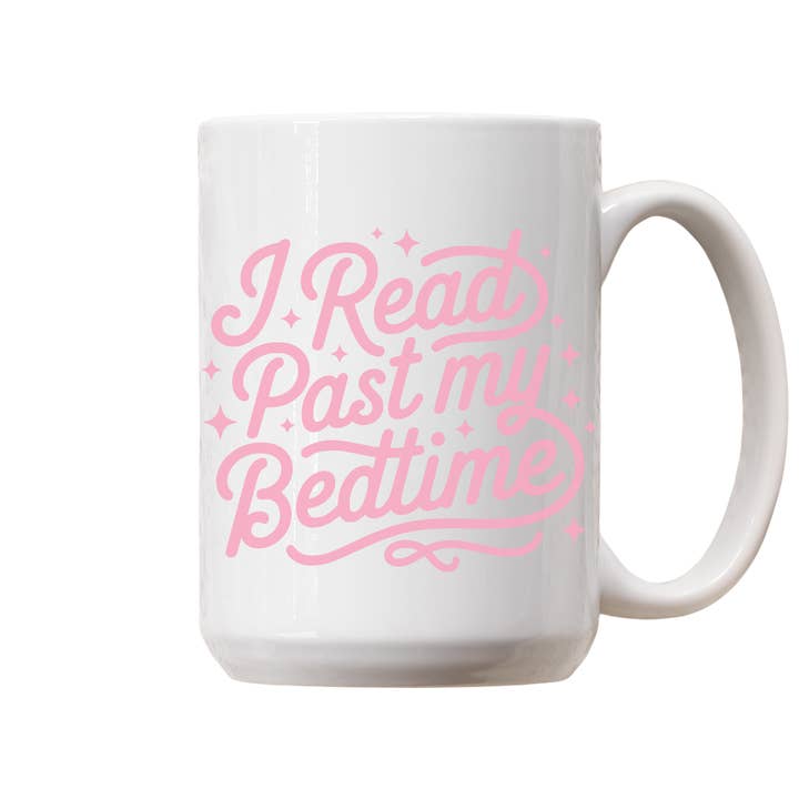 Je lis au-delà de l'heure du coucher Tasse en céramique pour la vente par Nearly June Design Co