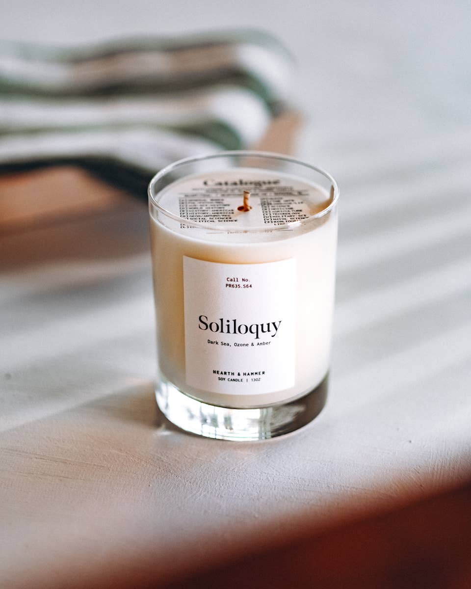 Hearth & Hammer – Großhandel Kerze im Glas / gefüllte Kerze – Soliloquy Catalogue Literarische Kerze3