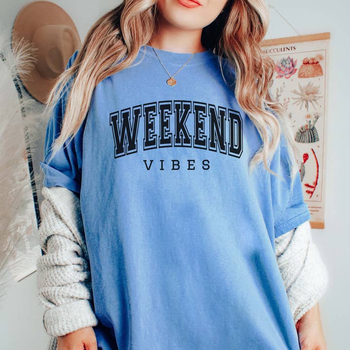 Camiseta Gráfica de Fim de Semana Vibes Comfort Color - Entrega Rápida por atacado de Limeberry Designs