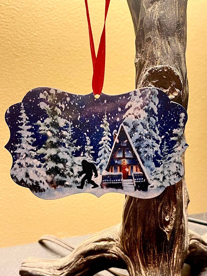 Adornos colgantes Bigfoot de diseño invernal o personalizados para venta al por mayor de Squatchin’ Country
