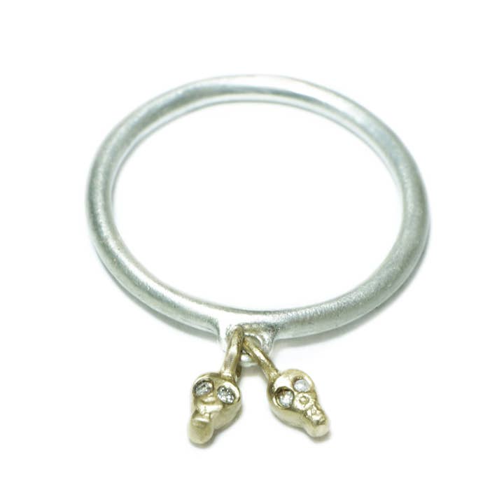 Dobbelt Mini Skull Charm Dingle Ring i Sterling Sølv og 14K Guld med Diamanter for engroshandel hos Michelle Chang