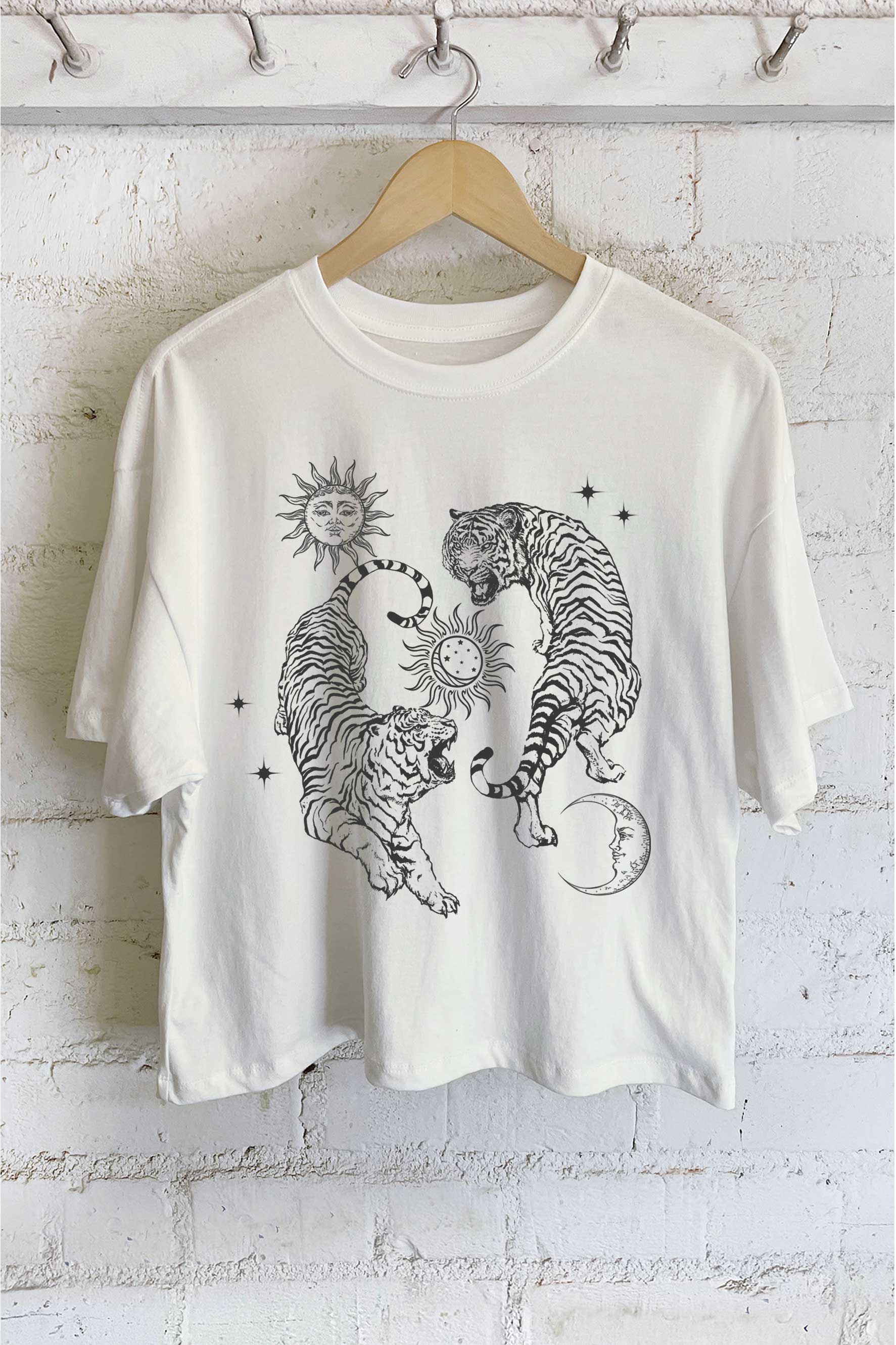 Rustee Clothing - Vente T-shirt sérigraphié – femme - HAUT COURT LONG À MOTIF DE TIGRE AVEC SOLEIL ET LUNE5