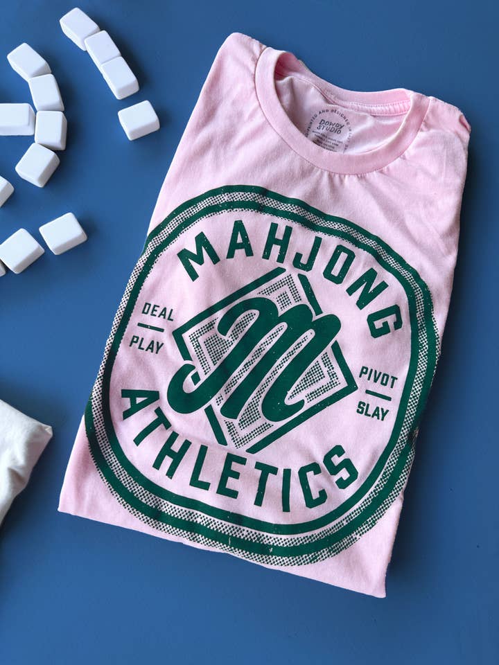 Marche vers le Tapis || T-shirt Style Universel Inspiré du Mahjong Varsity pour la vente par Yay Mahjong