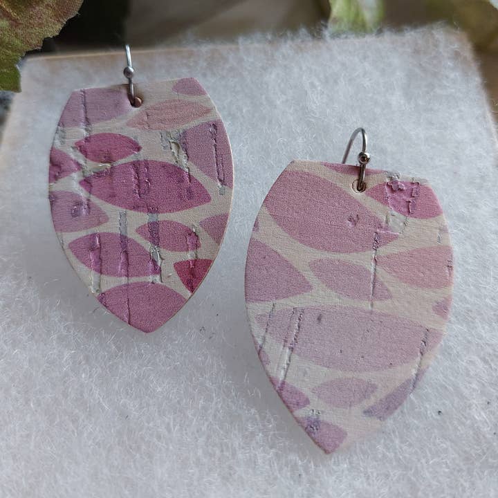 Boucles d'oreilles en cuir de liège Splash of Purples pour la vente par TenderEssentials ~ handmade jewelry