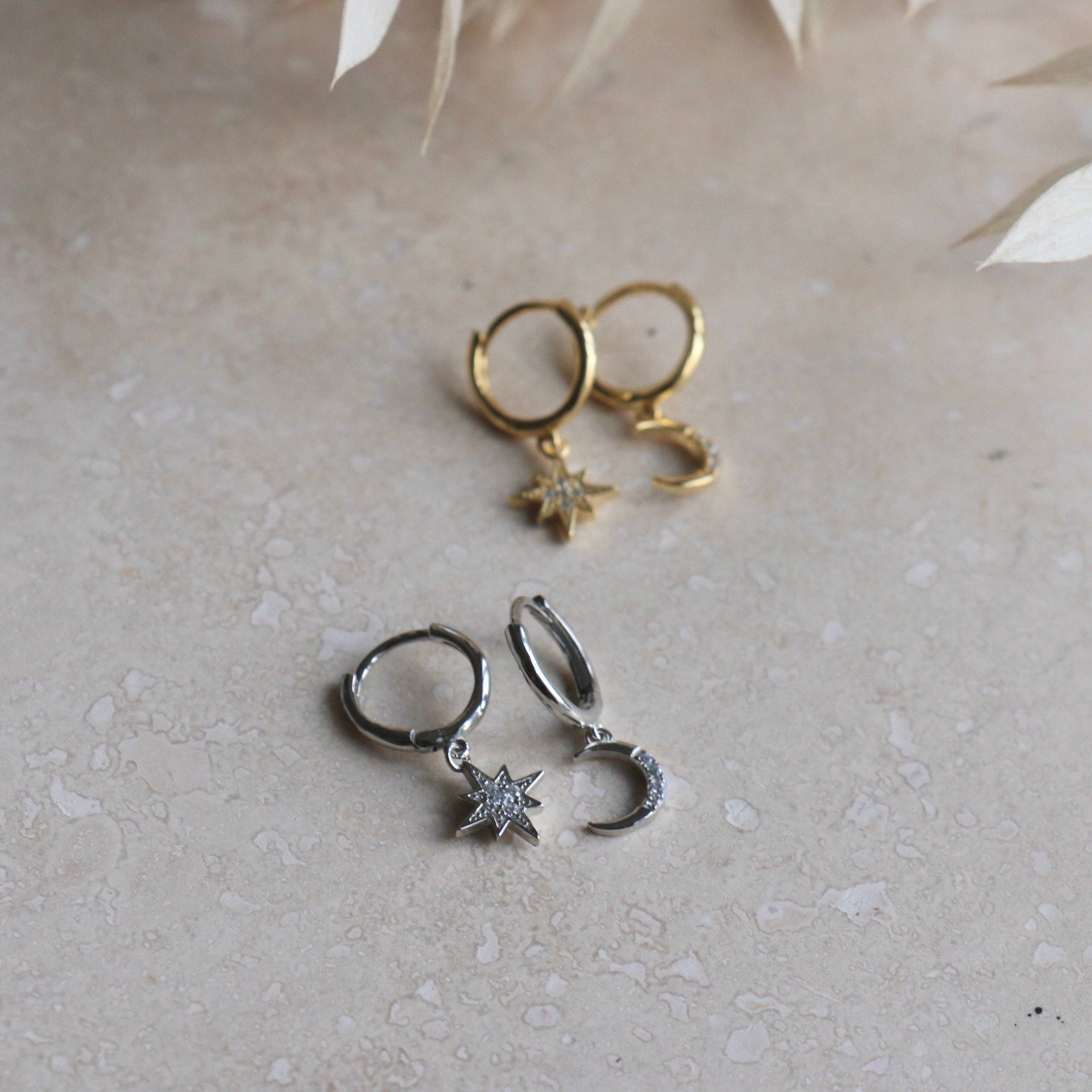 Little Nell Jewellery – Großhandel Huggie-Ohrring – Mond- und Stern-Huggie-Creolen