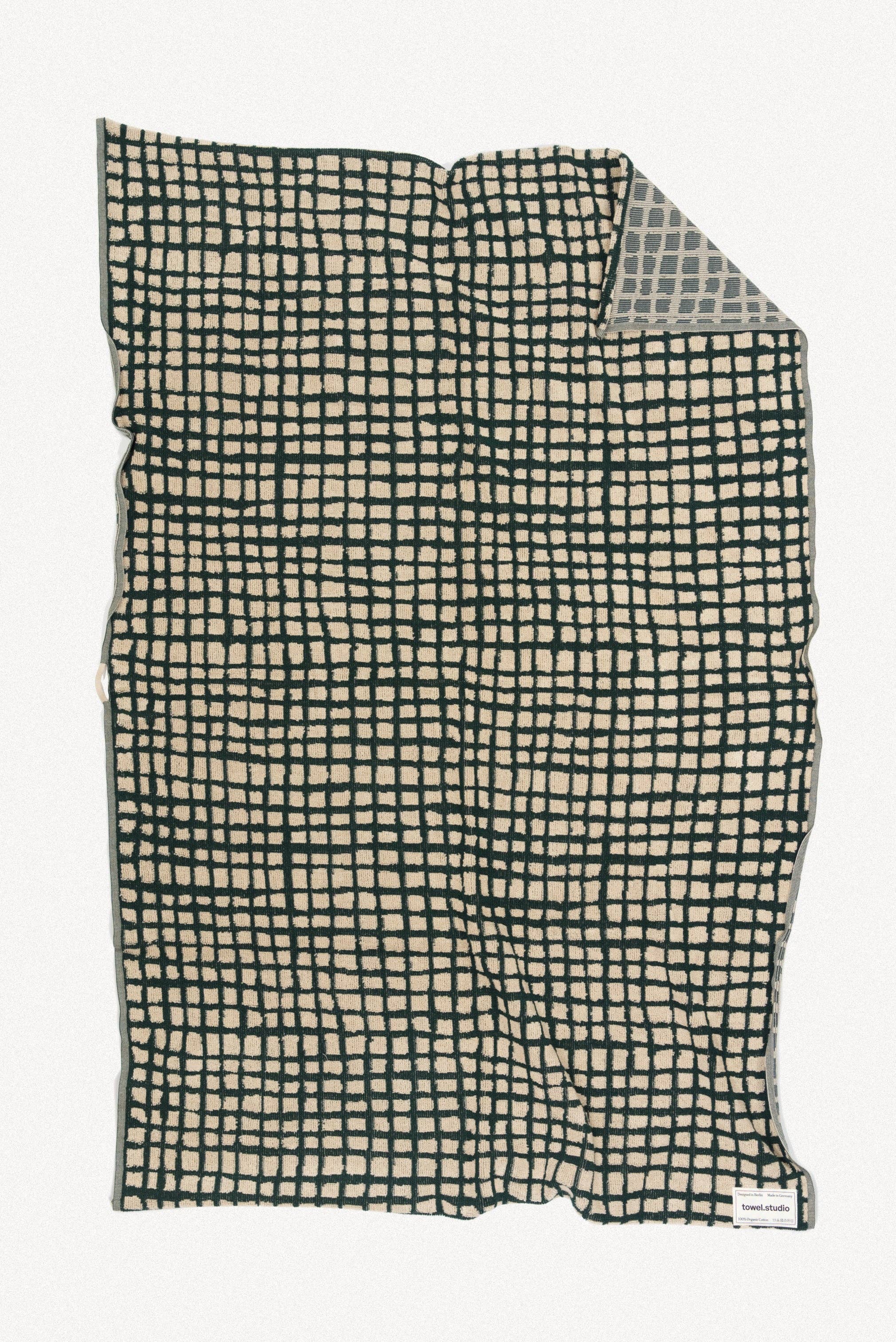 towel.studio – wholesale Strandhandduk – Bold Grid badhandduk i skogsgrönt0