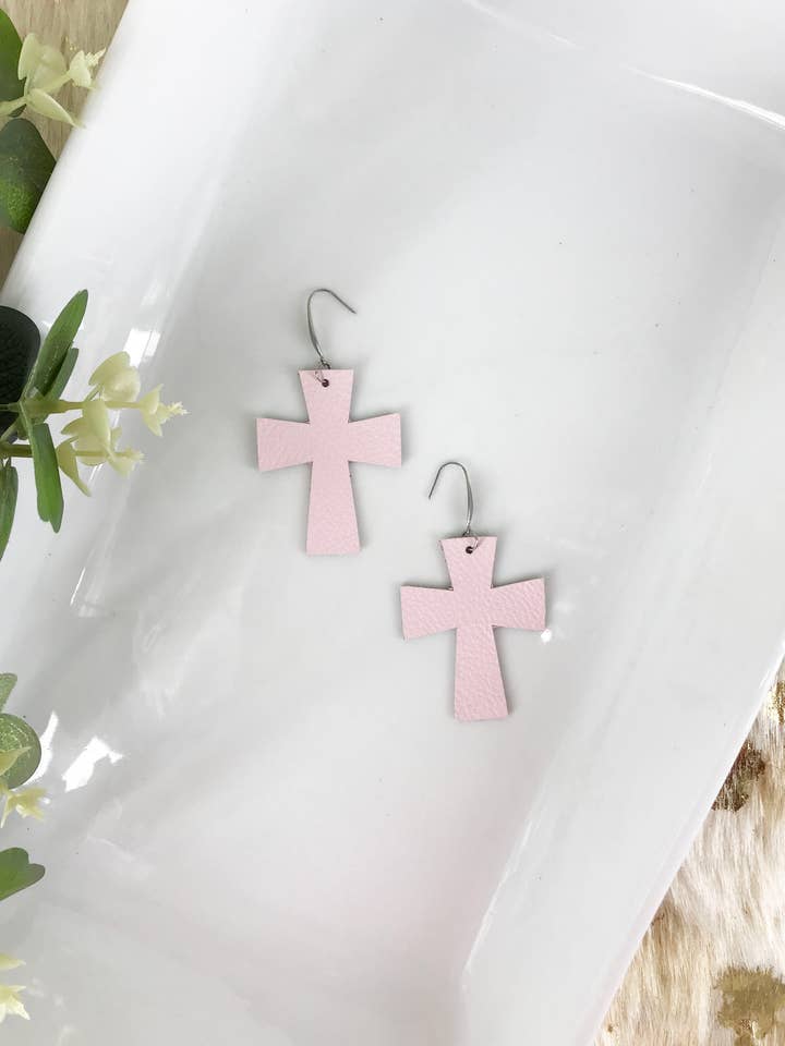 Boucles d'oreilles en cuir véritable rose pour bébé - E19-1310 pour la vente par Magnolia & Peach Jewelry Boutique, LLC