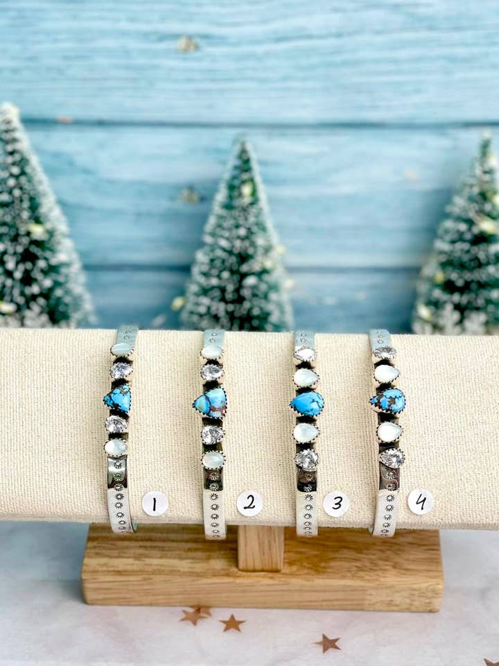 Gouden Heuvels Witte Schelp & Kristal Zilveren Gestempelde Armband voor wholesale door Krush Kandy