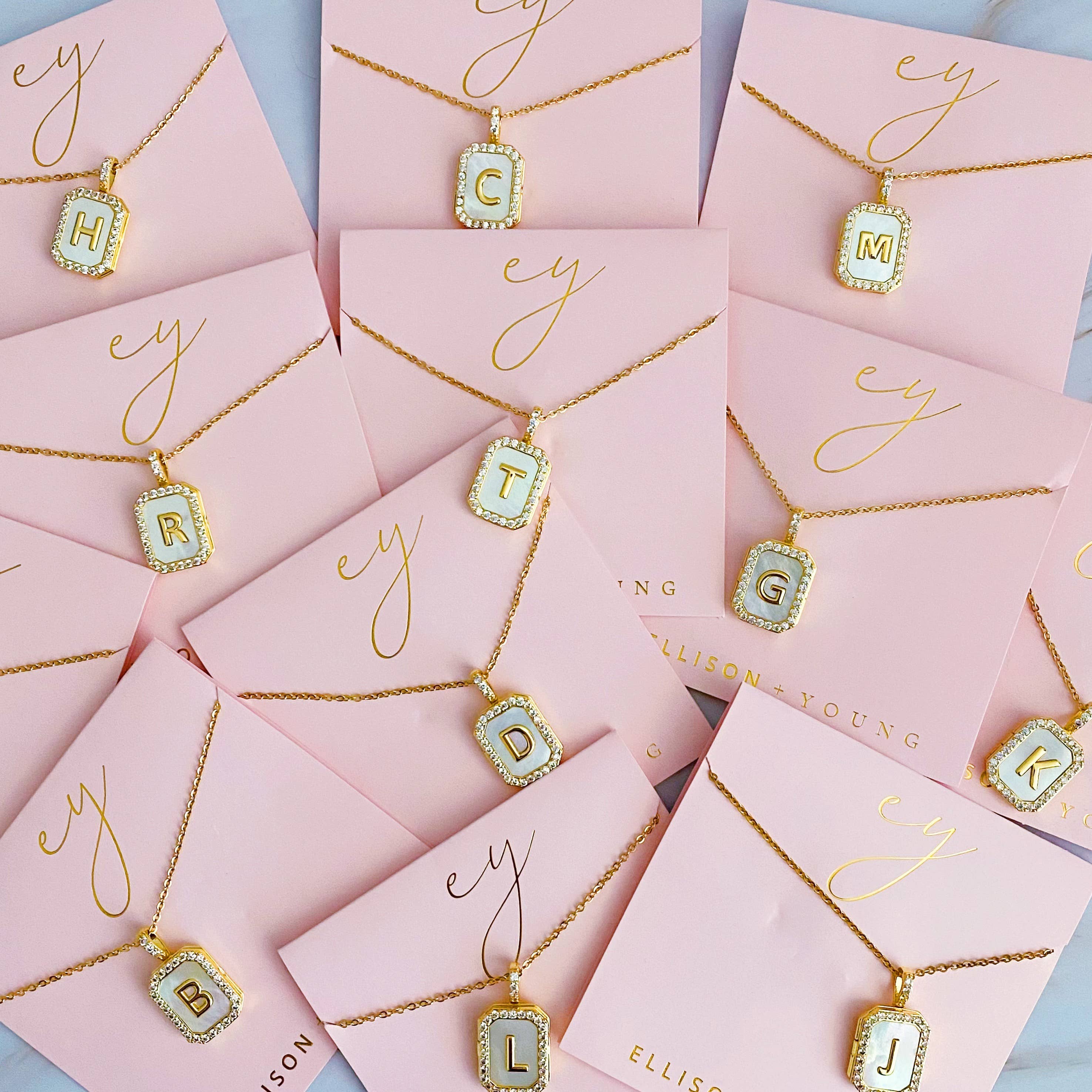 Ellison+Young – Engroshandel Halskæde med vedhæng – Initial Deco åbent medaljonvedhæng med kæde25