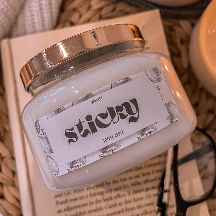 Sticky — Toffee Apple duftende Sojawachskerze | Klarglasbehälter | 330 g | Doppeldocht | handgegossen für den Großhandel von Waxity Home Fragrances