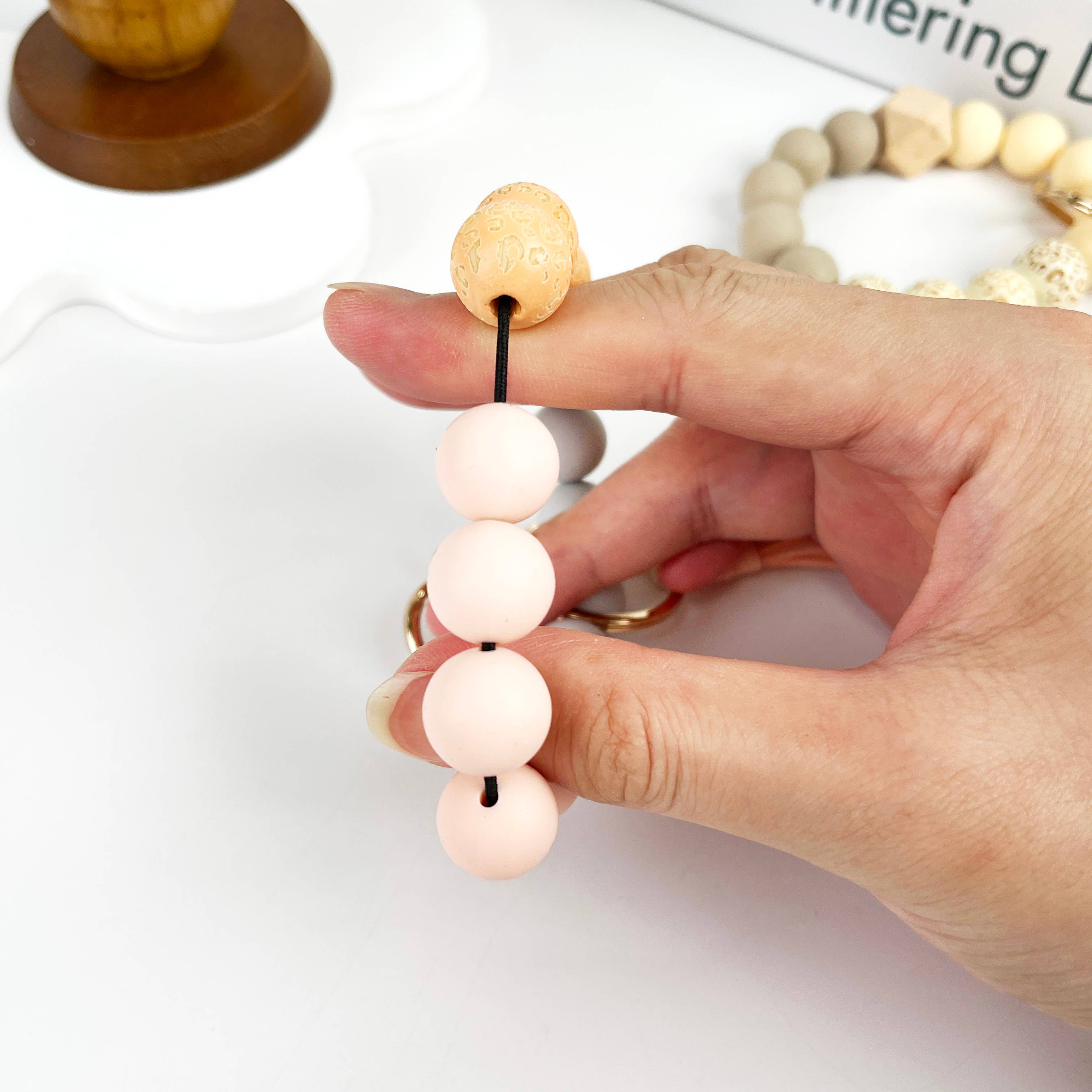 SoapElenGlen - Vendita all'ingrosso Bracciale portachiavi - Bracciale con perline di legno e silicone con portachiavi da polso8