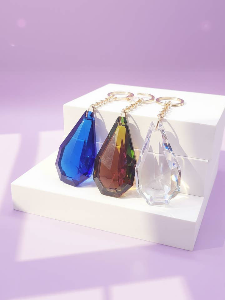 Facetteret prismatisk iriserende krystal nøglering & taskevedhæng for engroshandel hos Arya Jewellery Wholesale