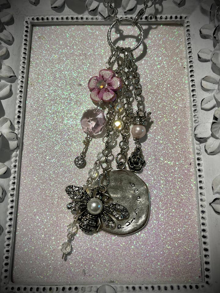 Bee Kind halskæde for engroshandel hos Catie Raymond Designs