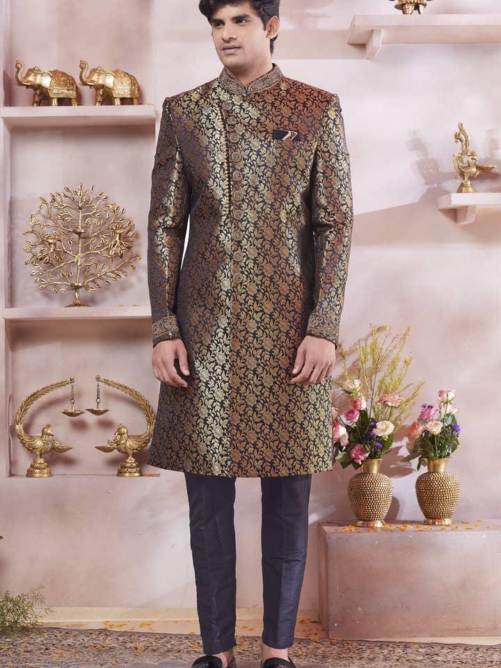 Goldene Marineblaue Banarasi Seide Indo-Western Traditionelle Sherwani Lange Kurta & Anzughose für Herren für Hochzeit - Jacquardarbeit, Stickereiarbeit für den Großhandel von HATKE BRIDE