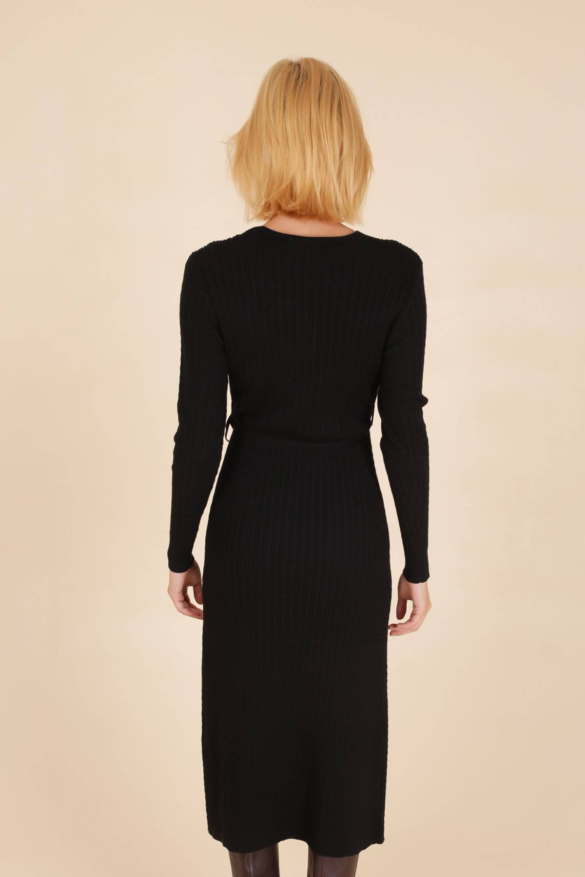 Calie Paris - Vente Robe – femme - Robe Madurai en maille à manches longues avec col en V et boutonnée devant6