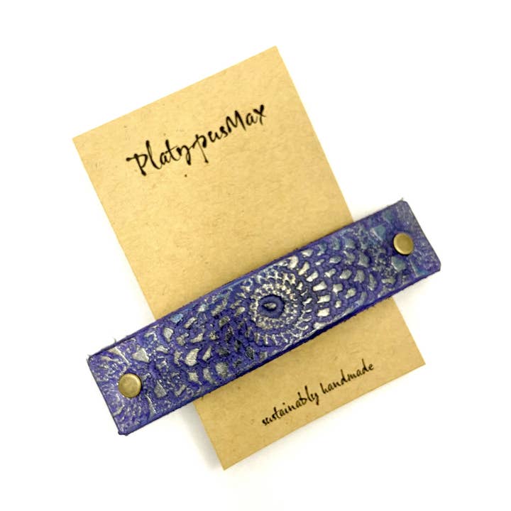 Pasador de piel de mandala en relieve, color morado y dorado brillante para venta al por mayor de PlatypusMax