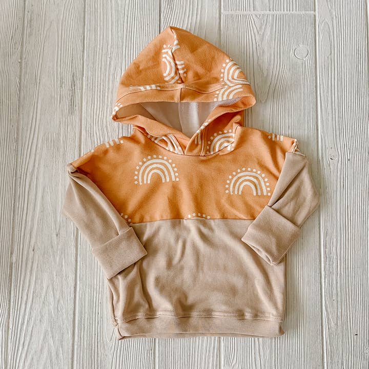 Vokse med mig hættetrøje regnbuer for engroshandel hos Five Little Wildlings