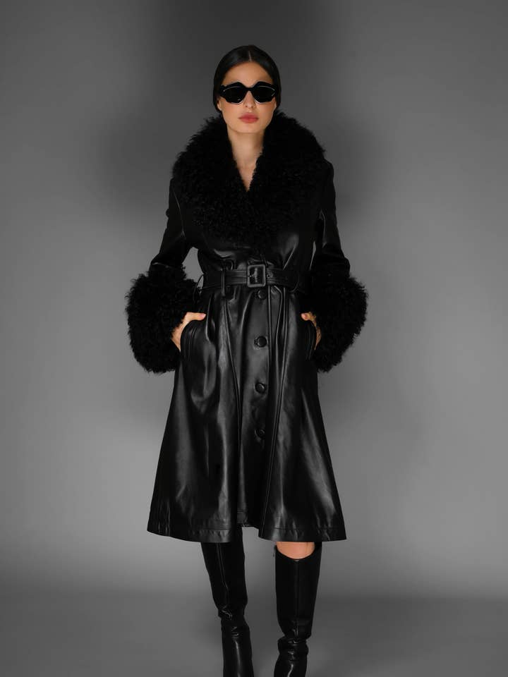 Trench-coat en cuir italien noir avec accent mongol pour la vente par Nuvula