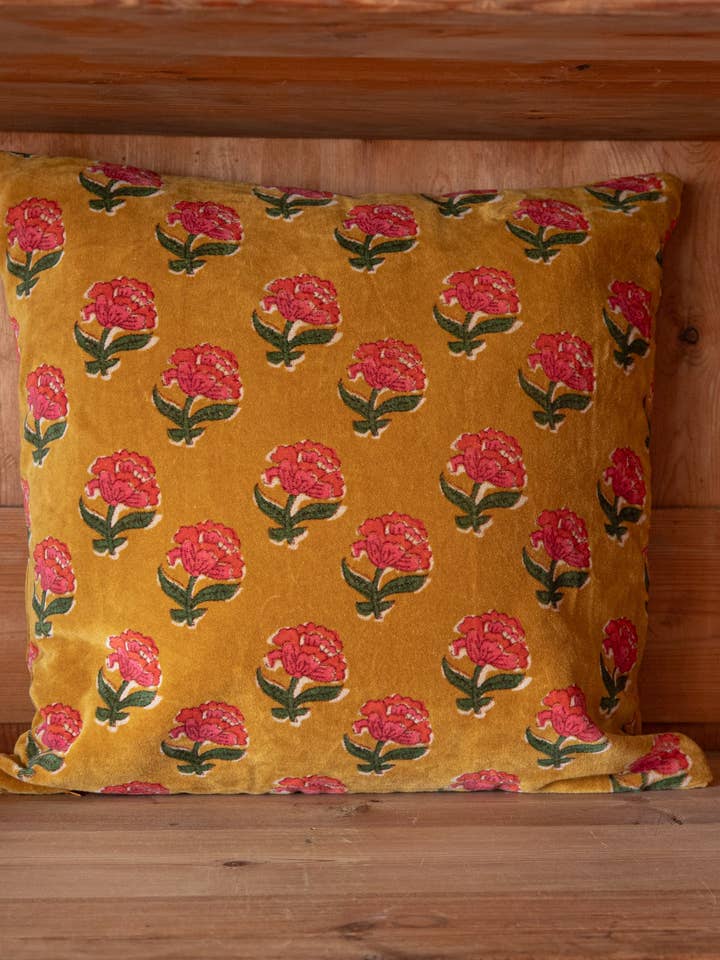 Housse de coussin en velours pour la vente par Sanjanaandme