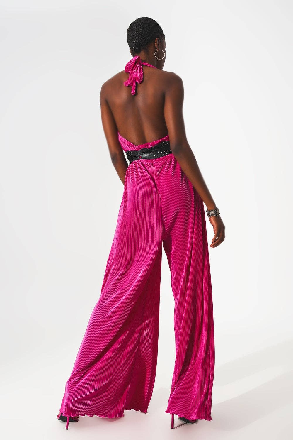 Fuchsia Satin maxi jumpsuit med plisseret halterneck i fuchsia for engroshandel på Faire1