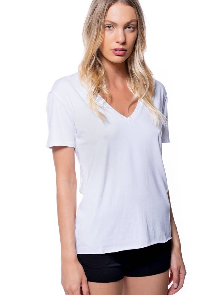 T 2.0 col en V en bambou pour la vente par Public Myth