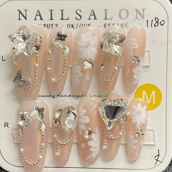 Kids Charm Online - Vente Faux ongles/vernis en patch - LES FEMMES PRESSENT SUR LES ONGLES EN ACRYLIQUE. (FAIT MAIN)5