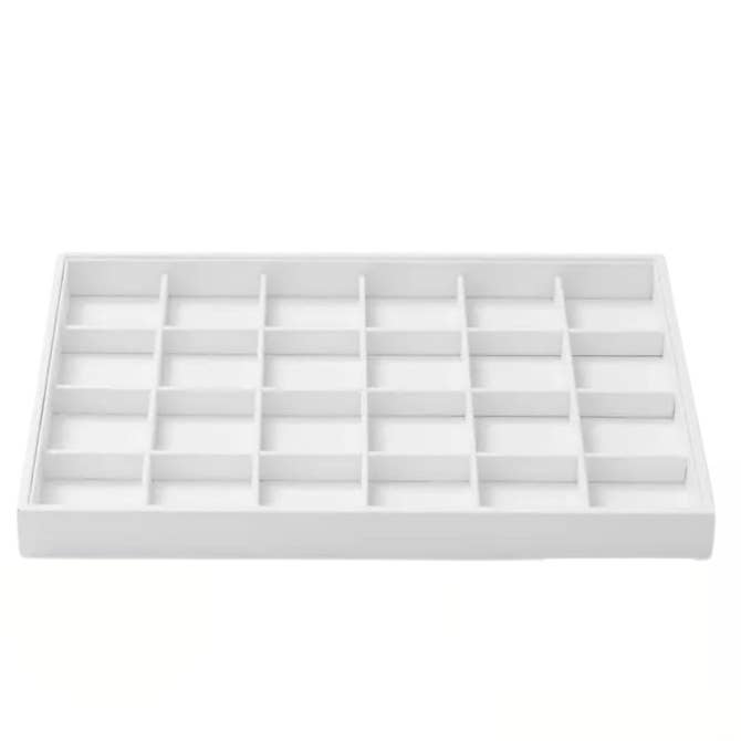 Plateau à bijoux en acrylique blanc de marque 24 emplacements ~ Deep South Originals pour la vente par Deep South Originals Inc.