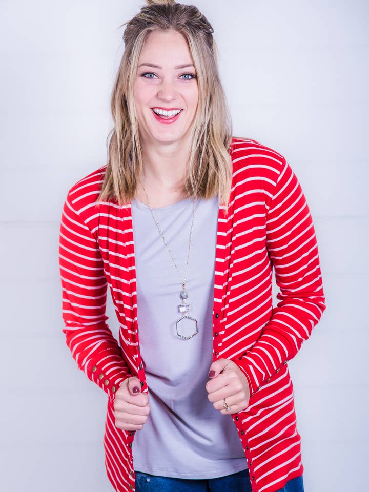 Cardigan a pressione - Righe rosse/bianche per la vendita all'ingrosso da parte di Vivette Apparel