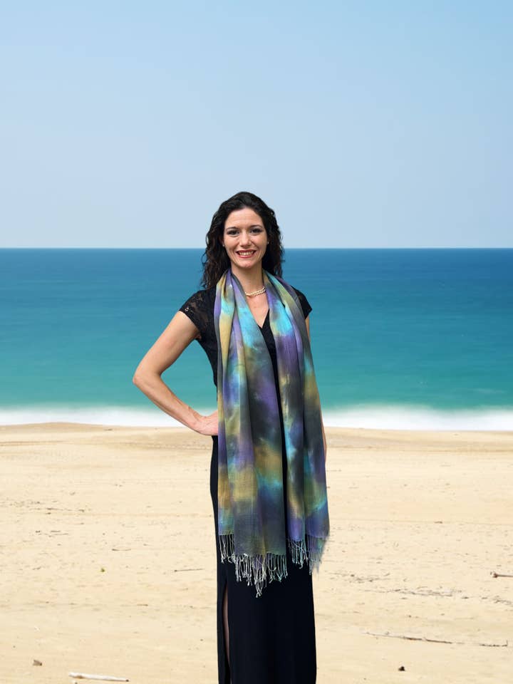 Écharpe aquarelle en soie modale bleue et mauve peinte à la main pour la vente par Rayz Intl