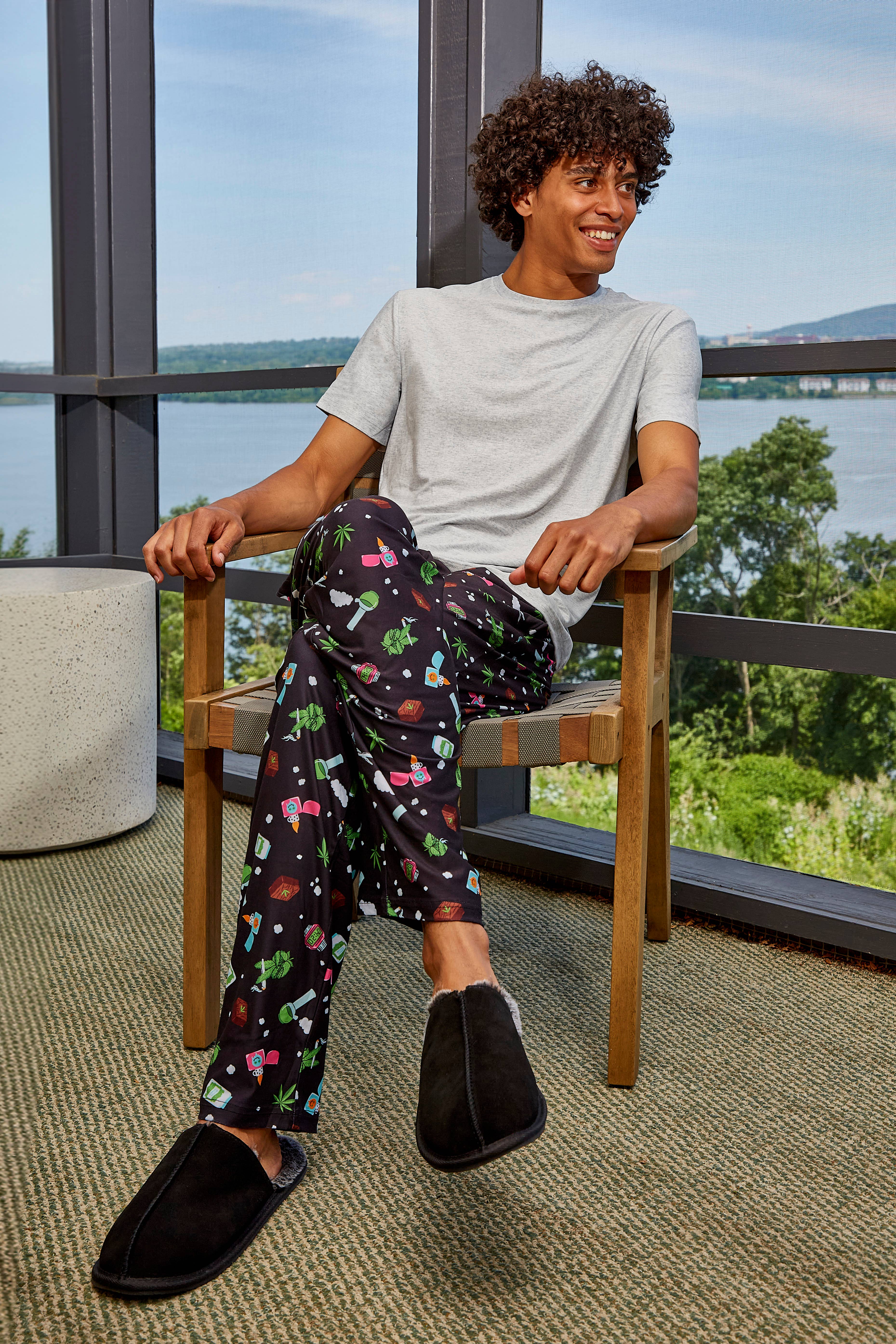 Zwart Weed 2-delig herenslaapset met broek in opbergzak voor groothandel op Faire4