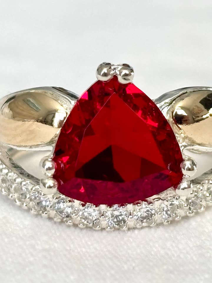 Anillo de Corte Triangular Rojo en Plata 925 y Oro de 10k para venta al por mayor de QURI