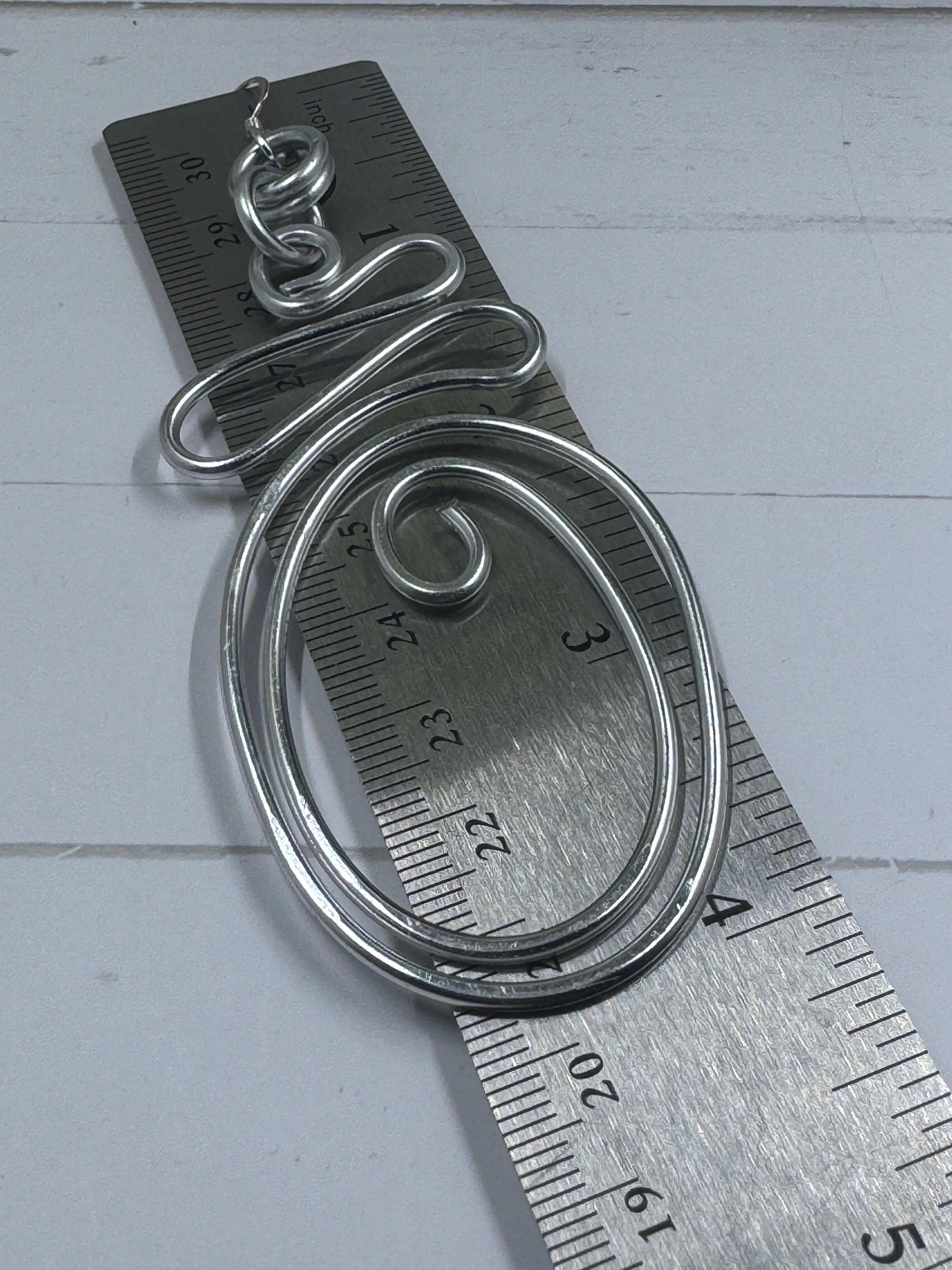 Jewelry With Me - Vente Boucles d'oreilles pendantes - Boucles d'oreilles abstraites en fil d'aluminium argenté avec crochet en argent sterling3