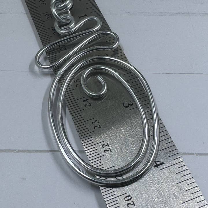 Jewelry With Me - Vente Boucles d'oreilles pendantes - Boucles d'oreilles abstraites en fil d'aluminium argenté avec crochet en argent sterling3