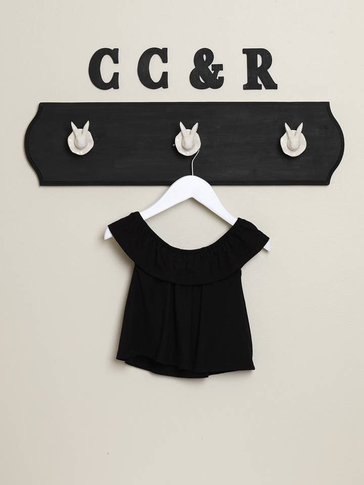 Ruffle Hals Strik Top Sort for engroshandel hos cee cee & ryan