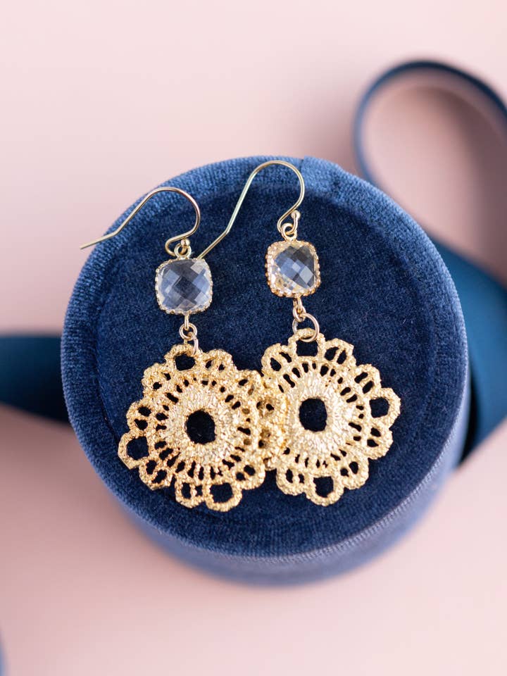 Boucles d'oreilles pendantes bohème en or pour la vente par Rachelyn Jewelry