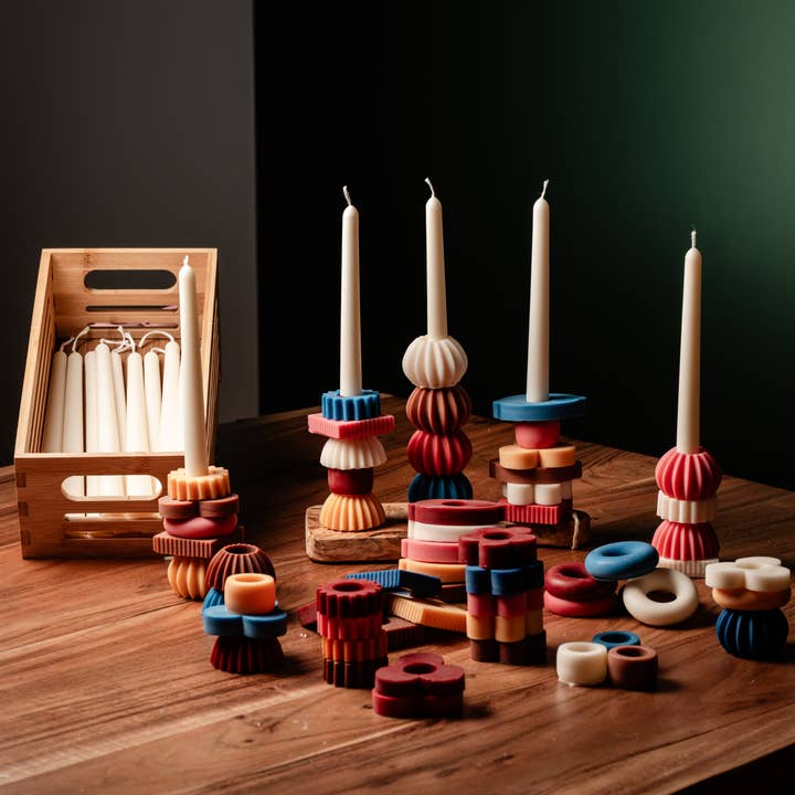 Allure CA - Vendita all'ingrosso Candele cilindriche/candelieri - Set di candele colorate Taper, con graziosi piccoli abbellimenti