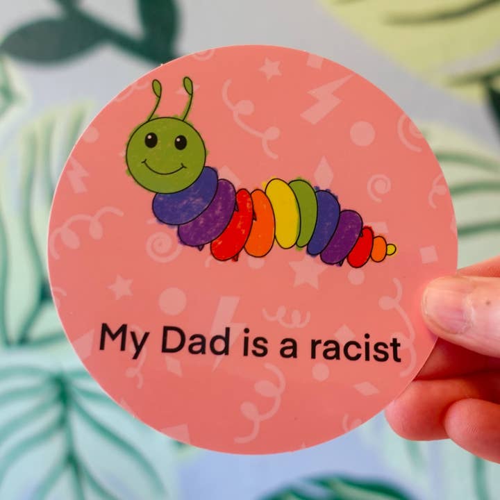 Mi papá es racista - Pegatina redonda de vinilo de 4 pulgadas – Declaración audaz, calcomanía de oruga arcoíris para venta al por mayor de Two Cats Creatives